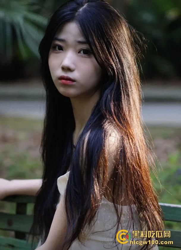 广东珠海学院骚货【朱梅】被包养，嫩穴插到快变黑，后入太爽让人顶不住，舔鸡巴求射嘴里，屁股翘得太让人上瘾！-1