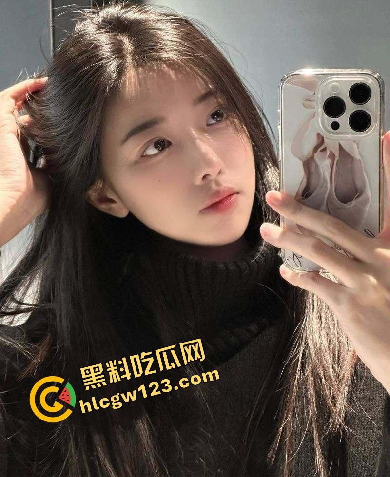 常州大学小白花『章月』伺候金主玩双飞，一拖二送闺蜜陪睡，大哥一份钱搞两个骚逼玩得笑开花！-1