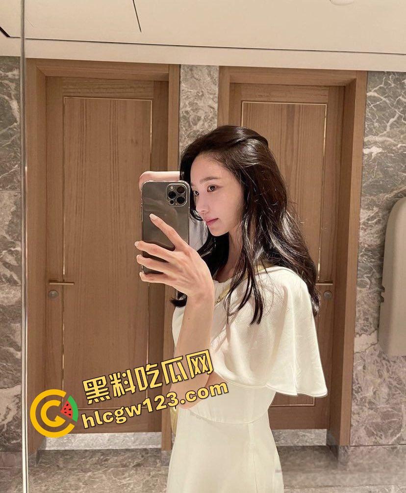 常州大学小白花『章月』伺候金主玩双飞，一拖二送闺蜜陪睡，大哥一份钱搞两个骚逼玩得笑开花！-2