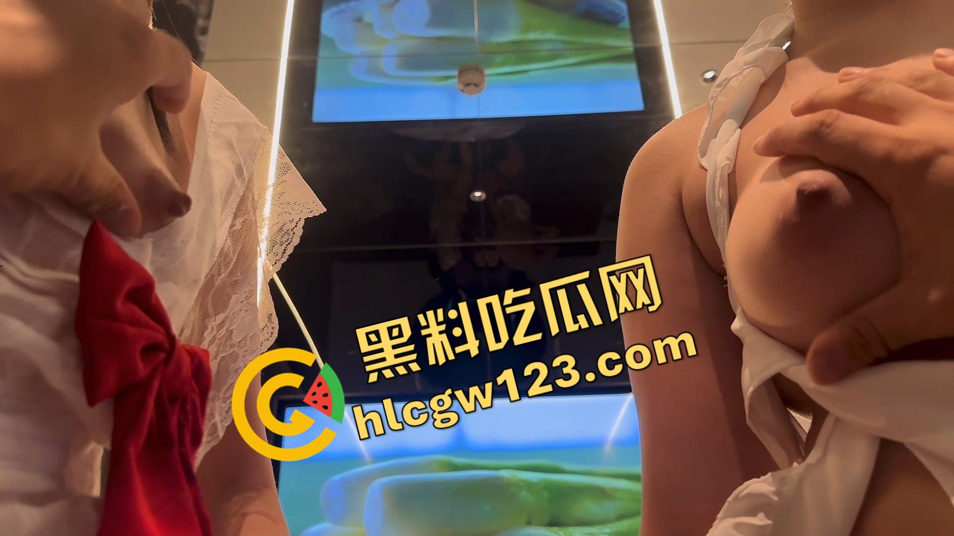 常州大学小白花『章月』伺候金主玩双飞，一拖二送闺蜜陪睡，大哥一份钱搞两个骚逼玩得笑开花！-14