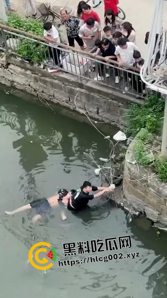 汕头潮阳当街杀人！当众打完架拉下水活生生淹死  这也太狠了 现场视频流出-5