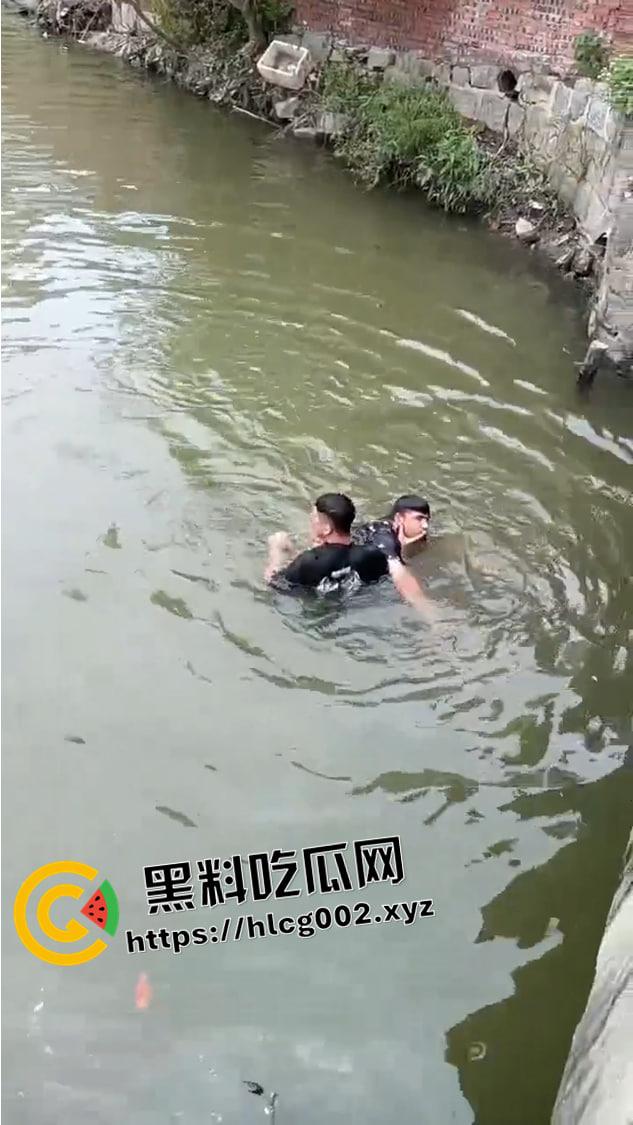 汕头潮阳当街杀人！当众打完架拉下水活生生淹死  这也太狠了 现场视频流出-7