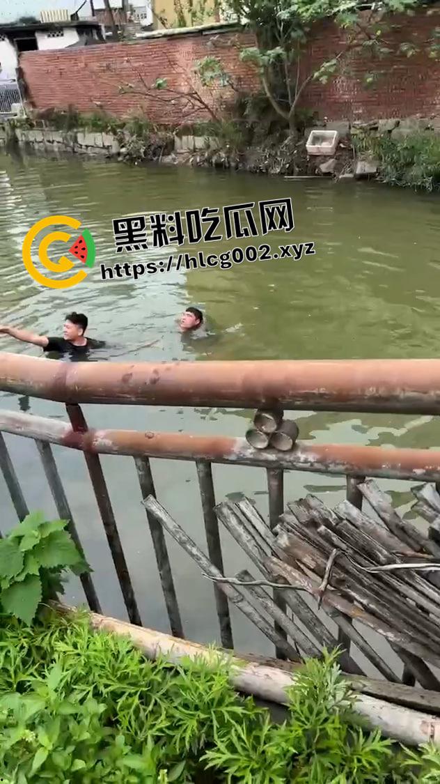 汕头潮阳当街杀人！当众打完架拉下水活生生淹死  这也太狠了 现场视频流出-8