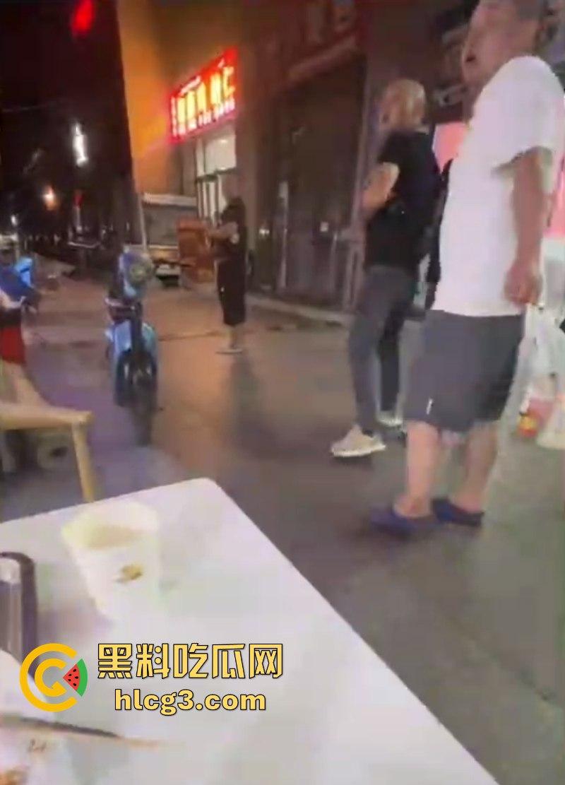 不作死就不会死！女孩烧烤店遭遇性骚扰 男友和其发生冲突对方态度却十分嚣张！-7