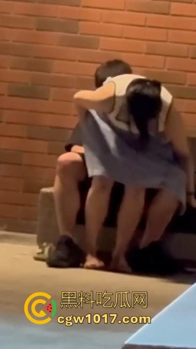 高颜值情侣深夜路边长椅做爱！女方毛巾遮挡跨坐骑乘，丝毫不在意他人眼光，面对偷拍继续摆动取精！-4