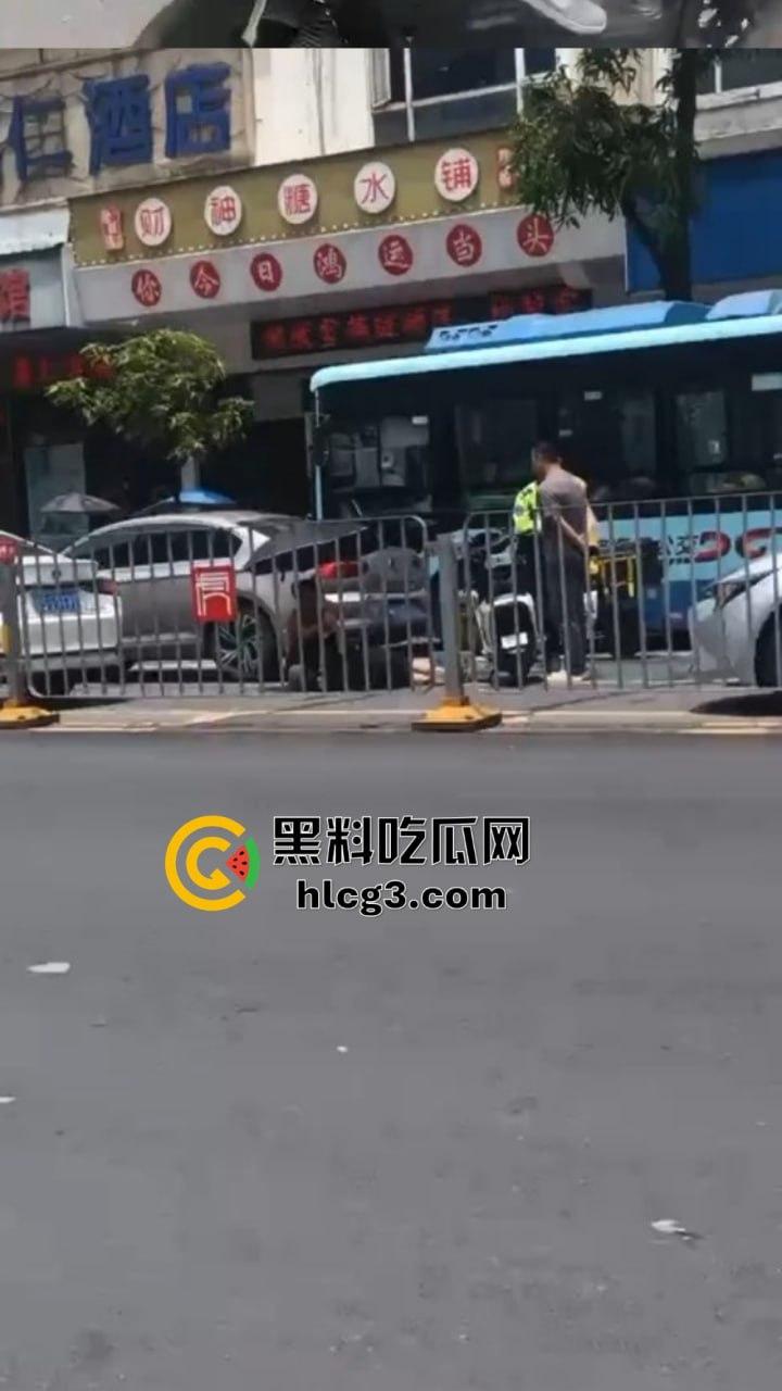 东莞虎门再现车祸！‘天道有轮回，苍天饶过谁‘女司机撞外卖小哥后不久，丈夫也在同地遭遇事故-3