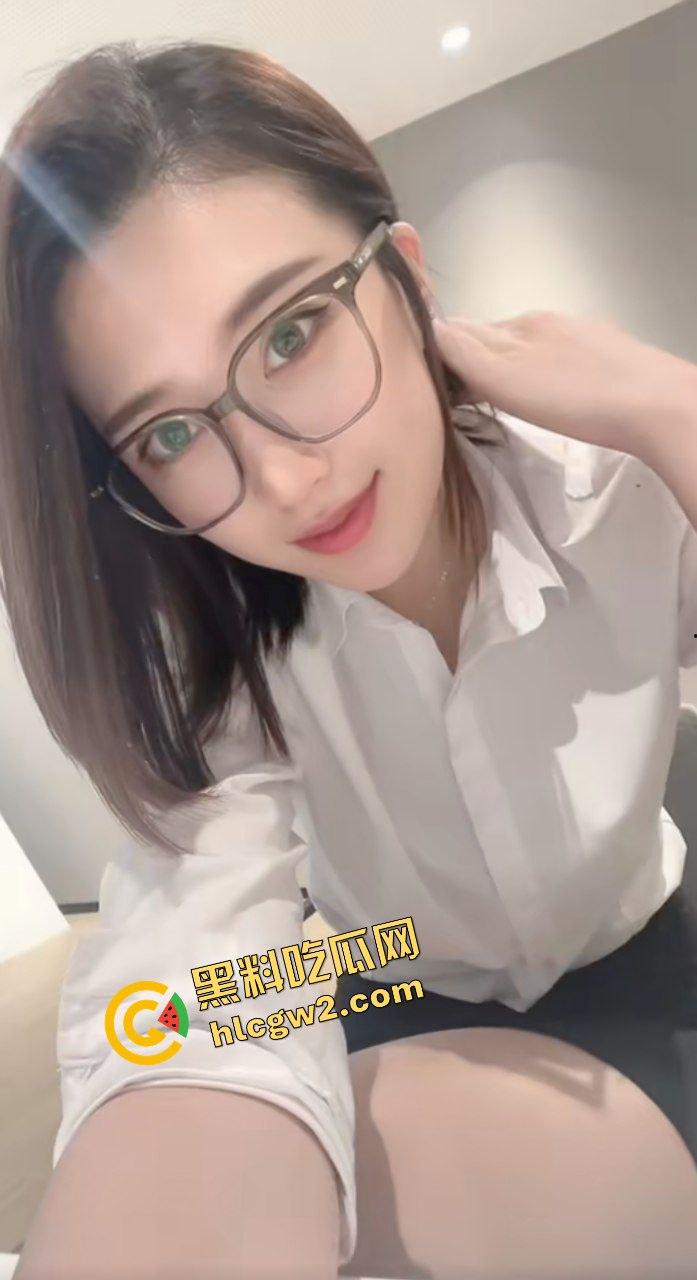 抖音极品身材汽车销售骚货『小纸片』月末冲业绩献身骚臀 女上位榨精猛怼！独家曝光！-5