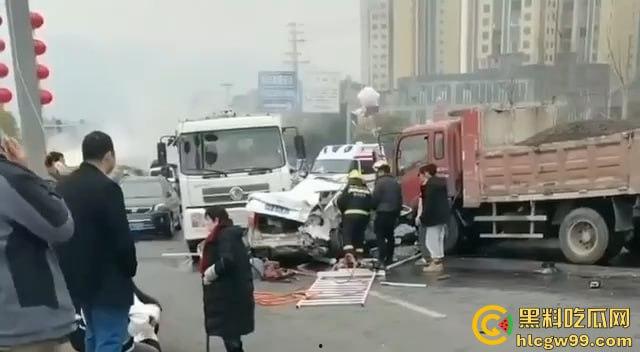 夺命惊魂！四川巴中公路变修罗场，渣土车疯狂冲撞血溅街头，多车成废铁，五人丧命！-9