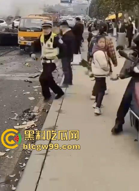 夺命惊魂！四川巴中公路变修罗场，渣土车疯狂冲撞血溅街头，多车成废铁，五人丧命！-11