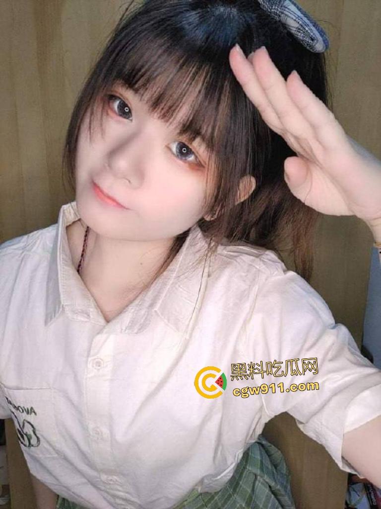 高颜值萝莉学生【黎诗宁】，把鸡巴含嘴狂转舔如冰棒，深喉吞精，骚嘴天赋这么会舔是天赋吧？-1