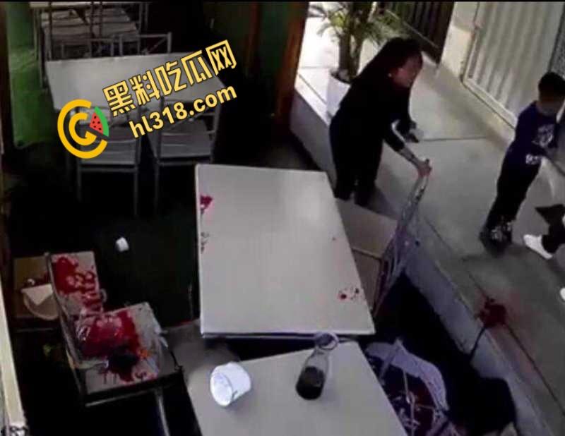 正当下午茶时间，南美一杀手大摇大摆，当街爆头一家之主，同行妻女吓傻了，这得留下多深的阴影！-5