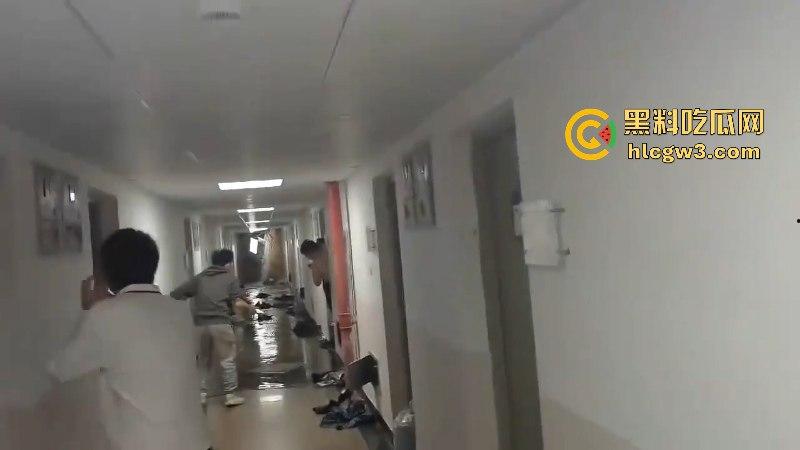屎不可挡!浙江温州医学院男生宿舍水管爆裂屎花满天飞 这下可要与屎共眠了!-5