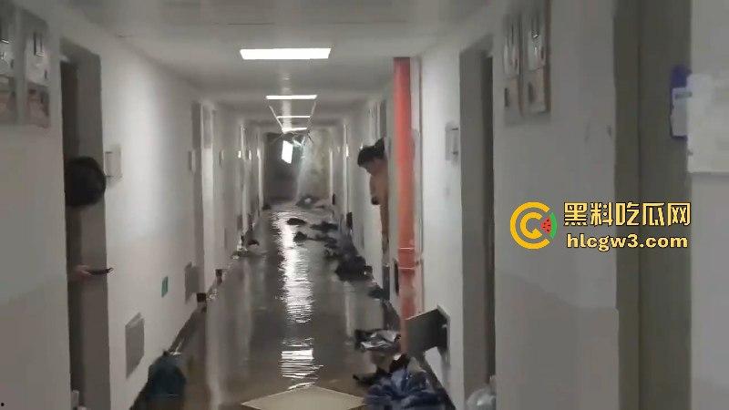 屎不可挡!浙江温州医学院男生宿舍水管爆裂屎花满天飞 这下可要与屎共眠了!-6