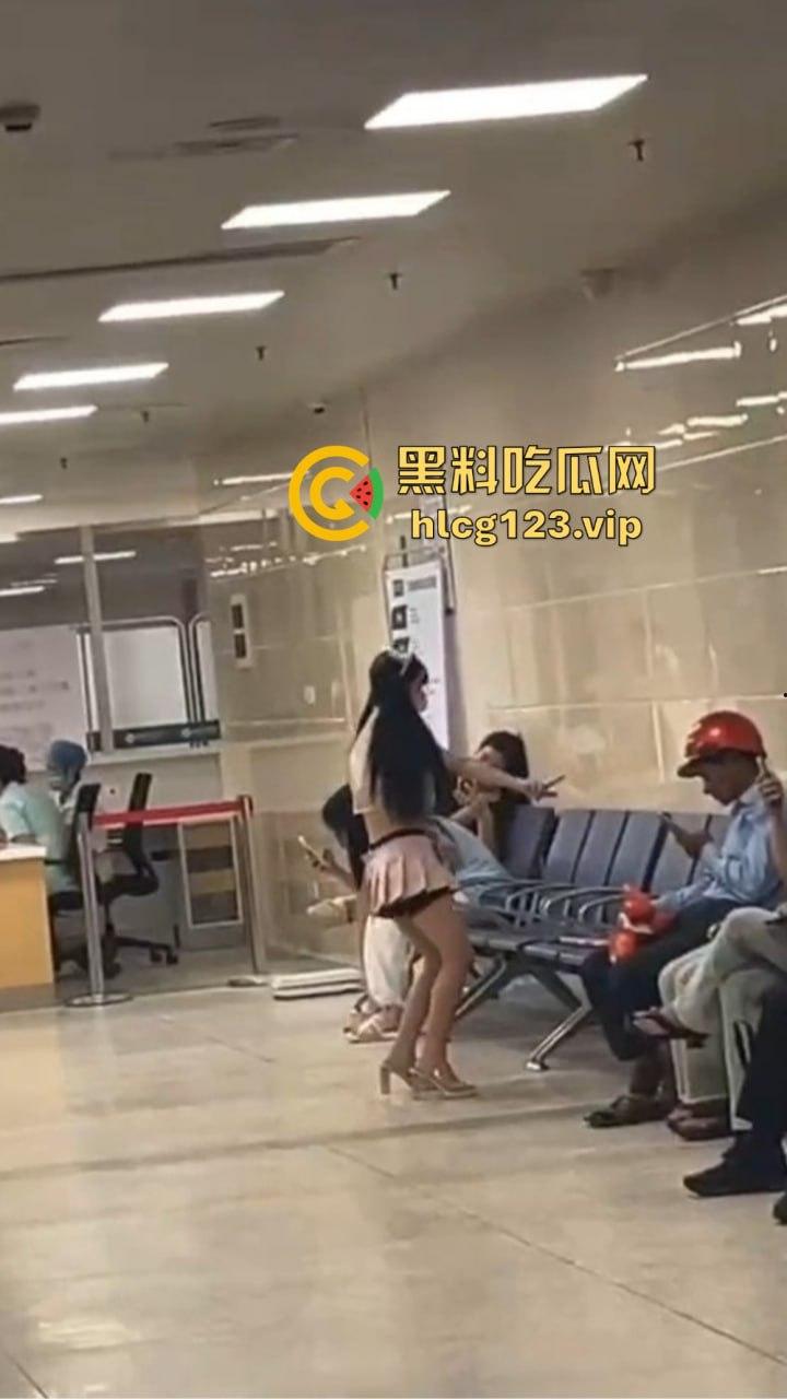 精神病女在医院狂骚！穿得跟没穿一样，过道上跳得骚气冲天，围观群众全程傻眼！-2