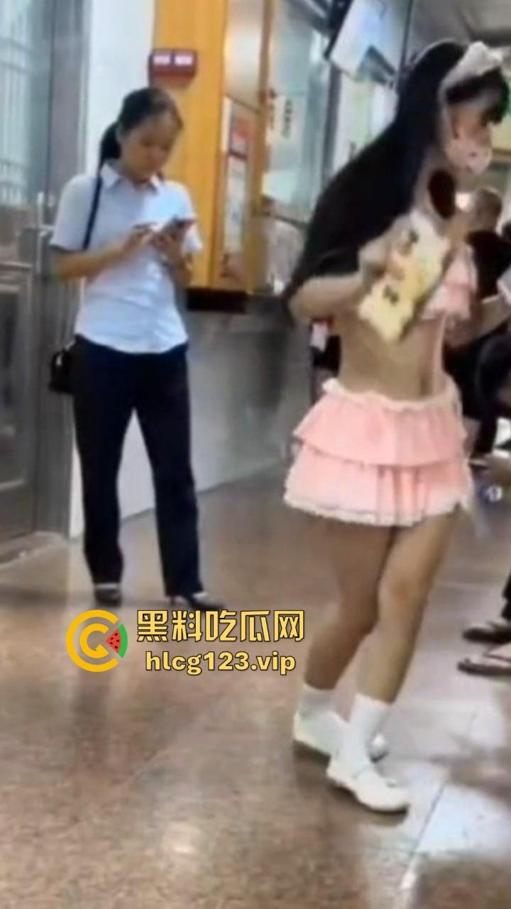 精神病女在医院狂骚！穿得跟没穿一样，过道上跳得骚气冲天，围观群众全程傻眼！-7