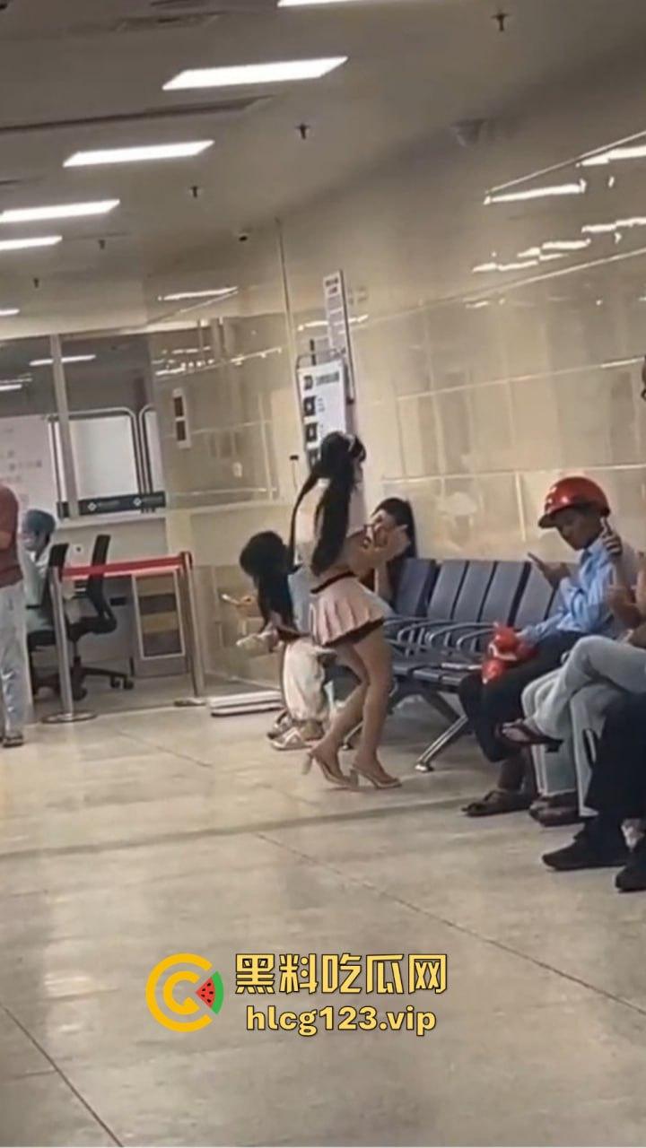 精神病女在医院狂骚！穿得跟没穿一样，过道上跳得骚气冲天，围观群众全程傻眼！-8
