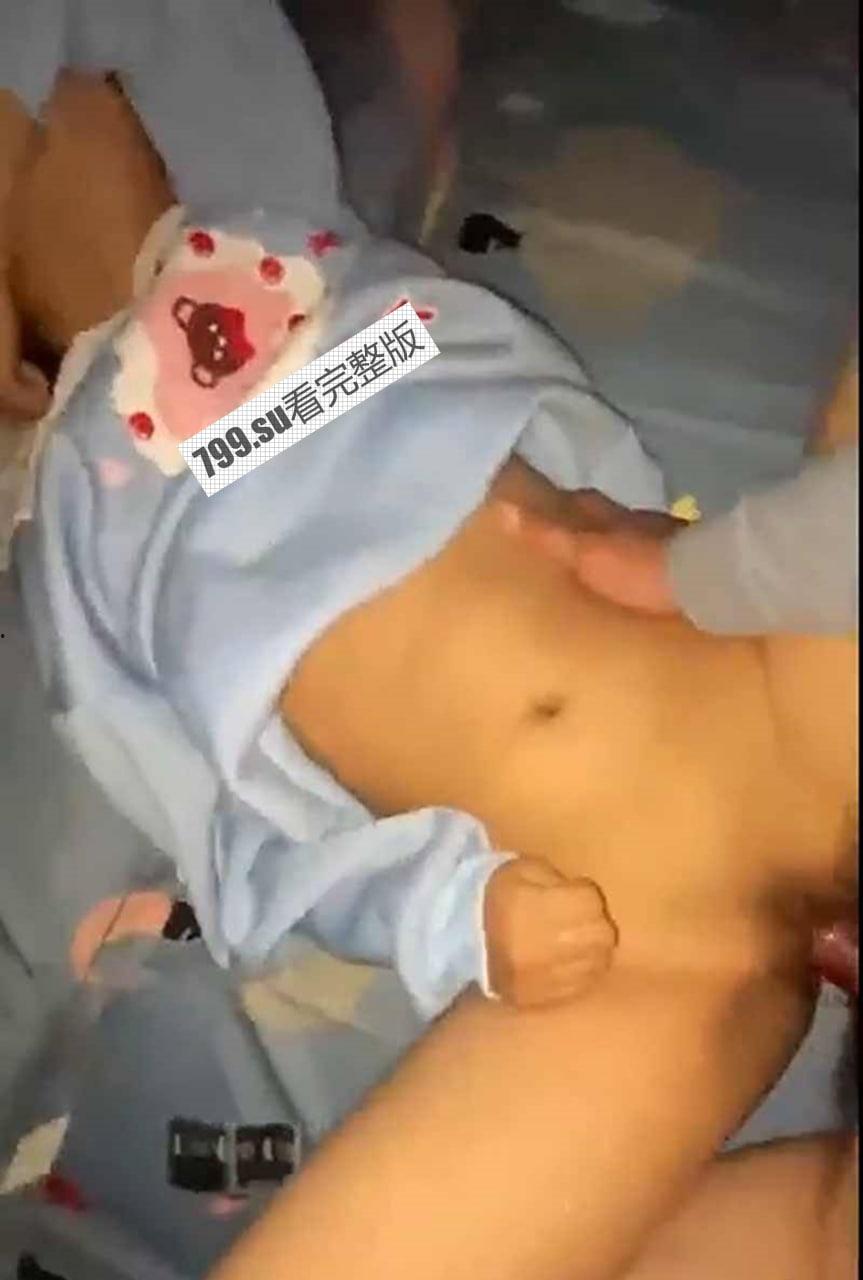 海角热播作品 哥哥替妹妹破处 鲜血染红嫩鲍被妈妈发现-7