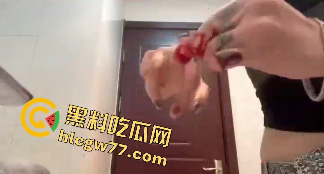 精神小妹为劈腿男友自残！闺蜜背叛，手起刀落中指断，全程一声没叫！-3