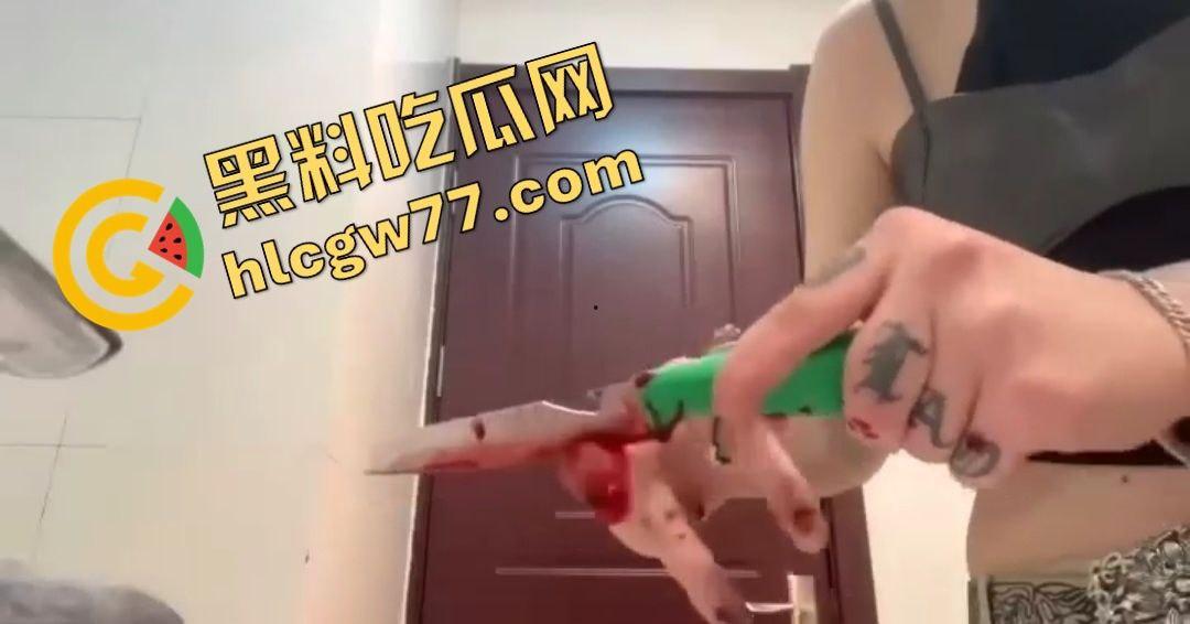 精神小妹为劈腿男友自残！闺蜜背叛，手起刀落中指断，全程一声没叫！-6