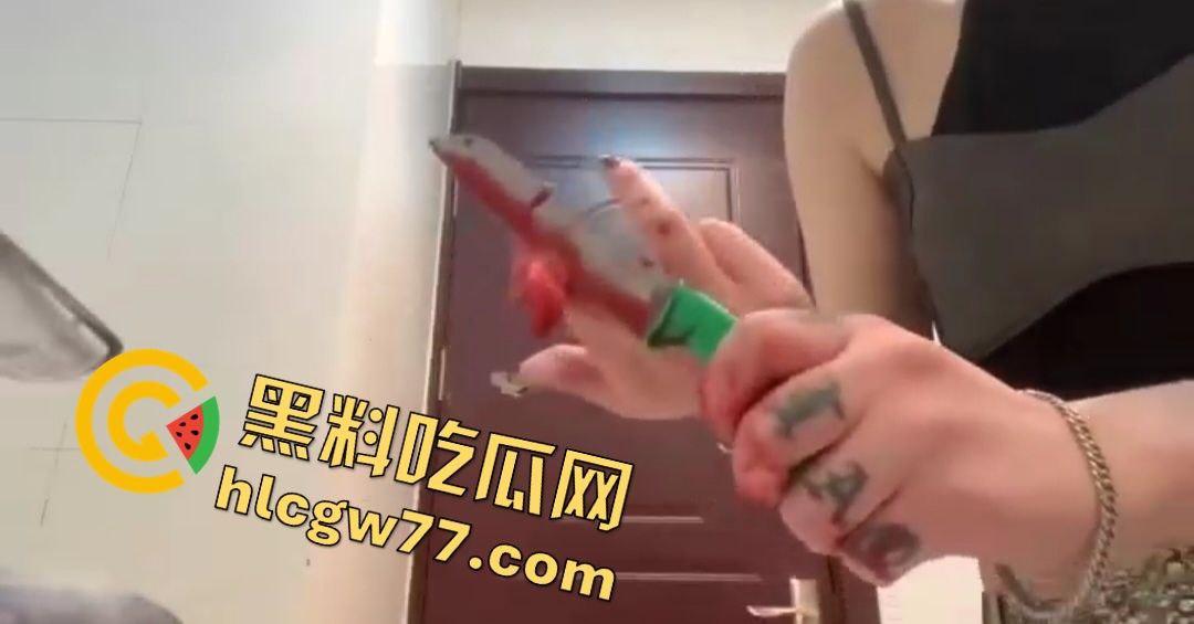 精神小妹为劈腿男友自残！闺蜜背叛，手起刀落中指断，全程一声没叫！-8