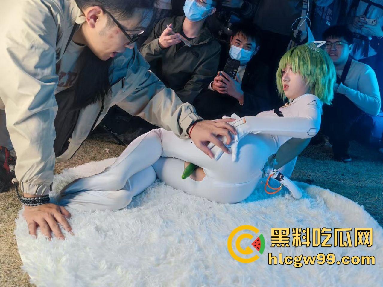 CP漫展前方摄影师发来战报，场外已被福利姬包围，大胆裸漏小穴，这还是国内吗？把我干哪来了？-6