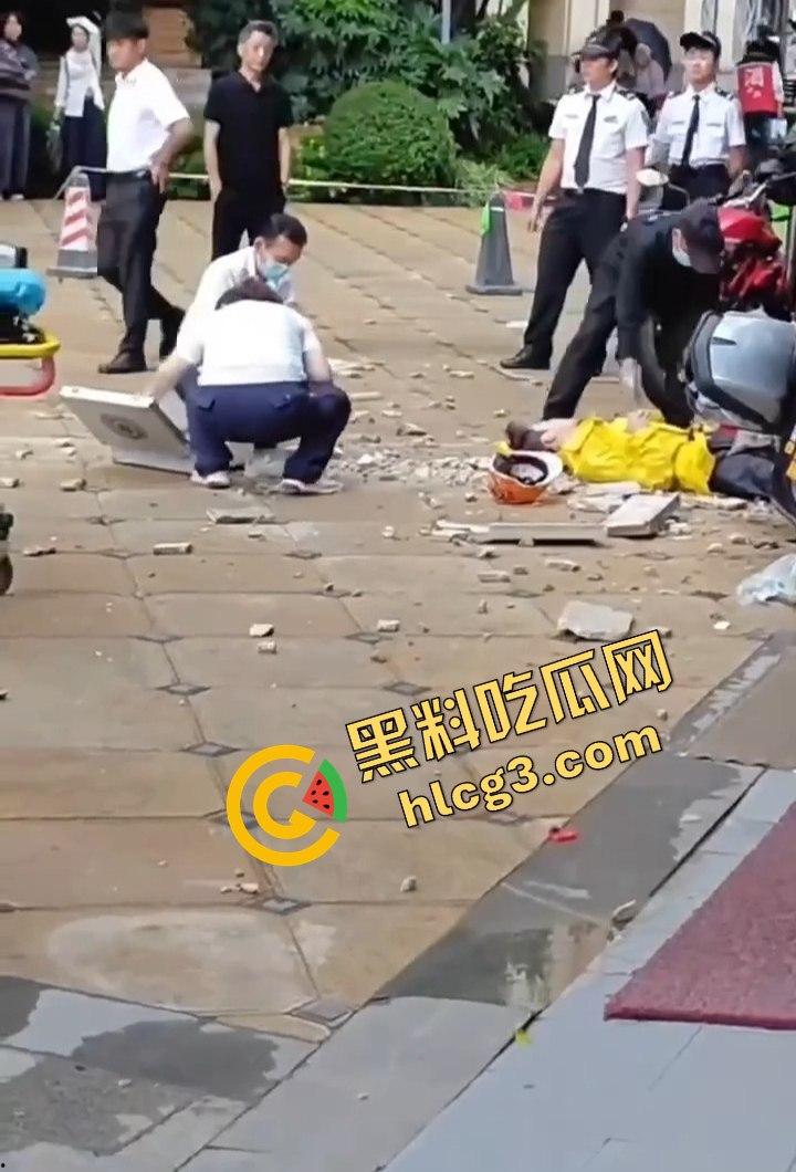 昆明海伦国际大风暴雨引发的悲剧！墙皮脱落砸伤外卖小哥，抢救无效心跳骤停！-4