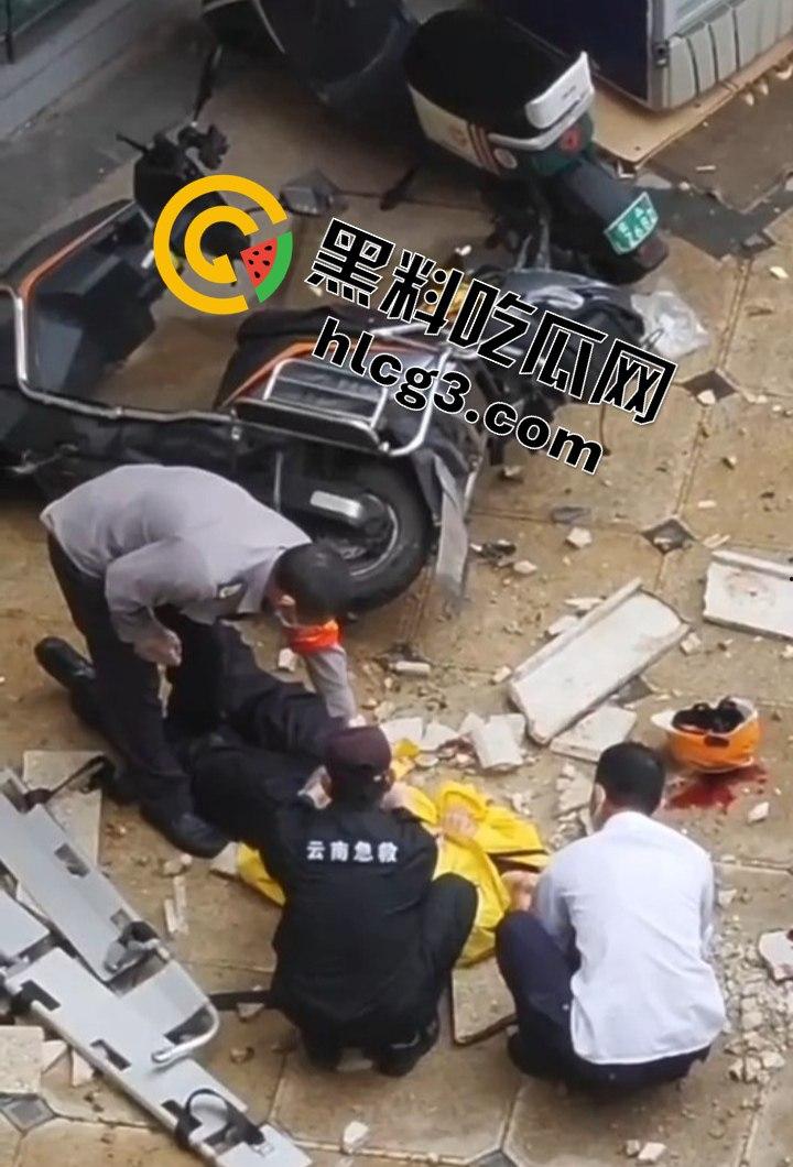 昆明海伦国际大风暴雨引发的悲剧！墙皮脱落砸伤外卖小哥，抢救无效心跳骤停！-7