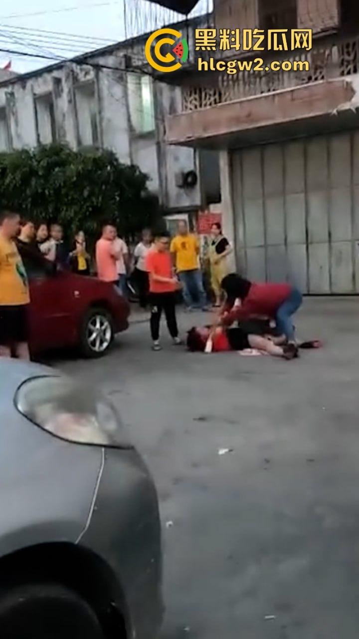 史上最狠打小三!潮汕街头小三被原配及家属当街撕衣暴打 木棍捅逼 现场视频曝光 打的真惨!-1