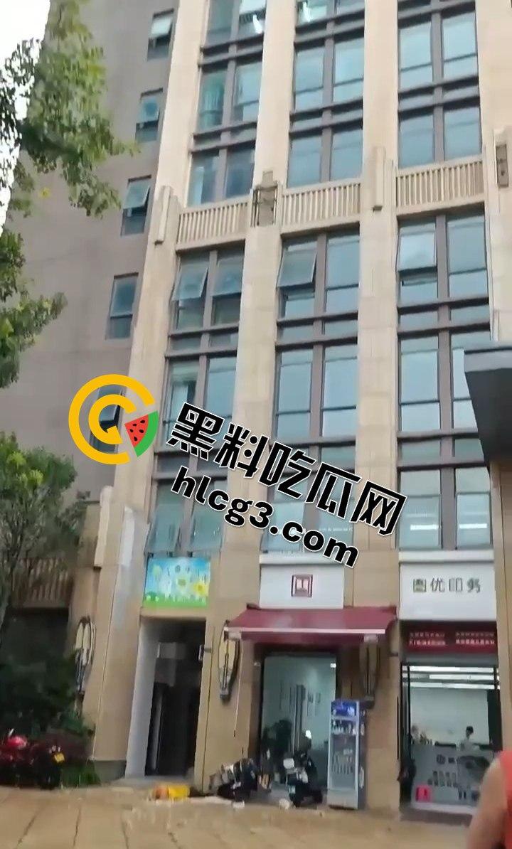 昆明海伦国际大风暴雨引发的悲剧！墙皮脱落砸伤外卖小哥，抢救无效心跳骤停！-8