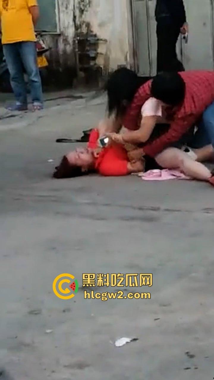 史上最狠打小三!潮汕街头小三被原配及家属当街撕衣暴打 木棍捅逼 现场视频曝光 打的真惨!-2