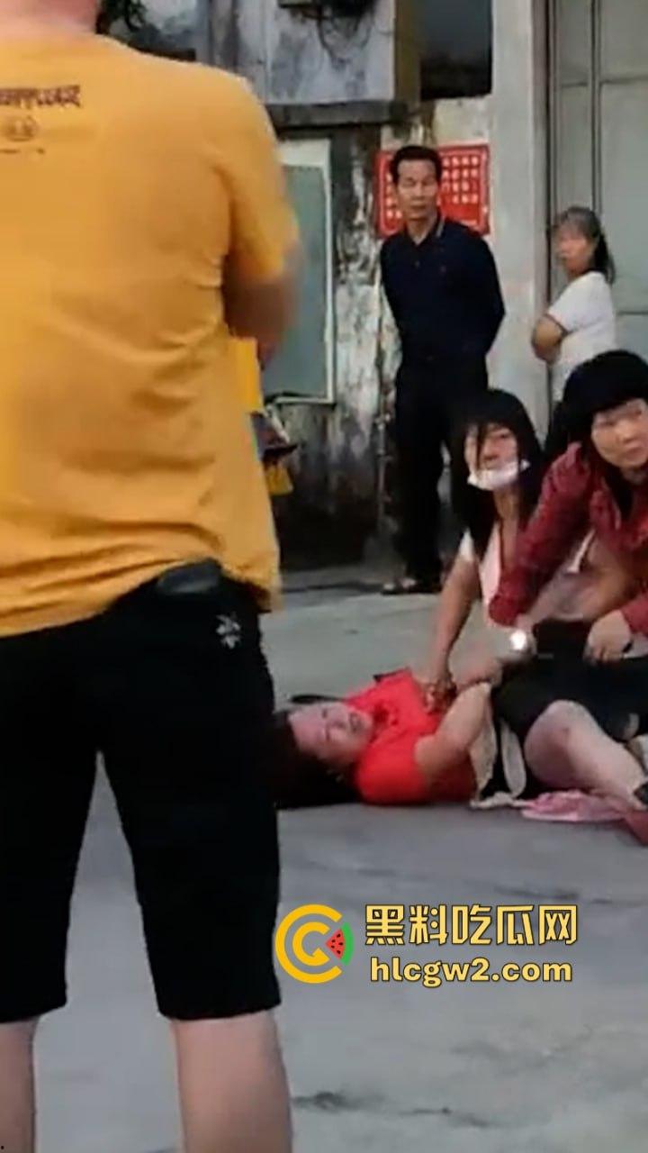 史上最狠打小三!潮汕街头小三被原配及家属当街撕衣暴打 木棍捅逼 现场视频曝光 打的真惨!-3