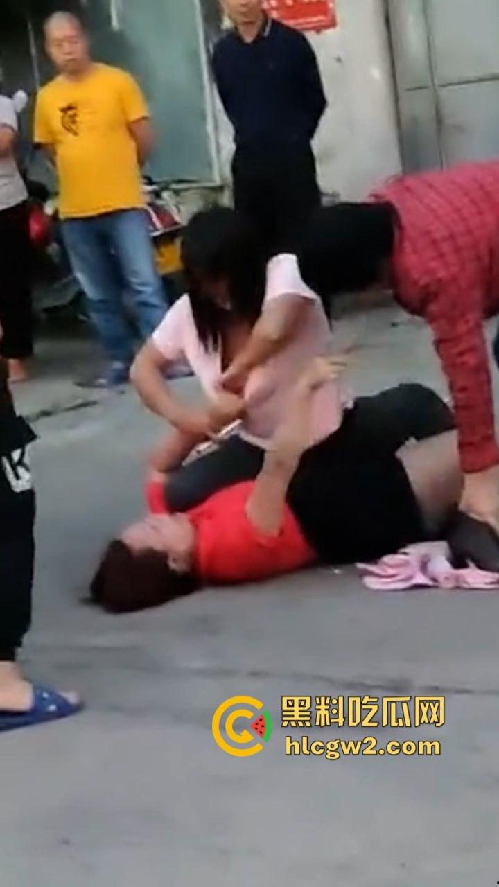 史上最狠打小三!潮汕街头小三被原配及家属当街撕衣暴打 木棍捅逼 现场视频曝光 打的真惨!-4