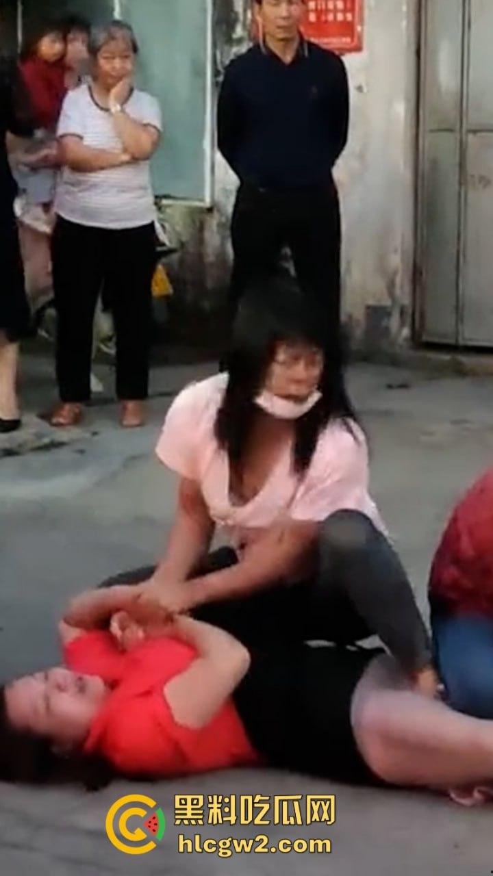 史上最狠打小三!潮汕街头小三被原配及家属当街撕衣暴打 木棍捅逼 现场视频曝光 打的真惨!-5