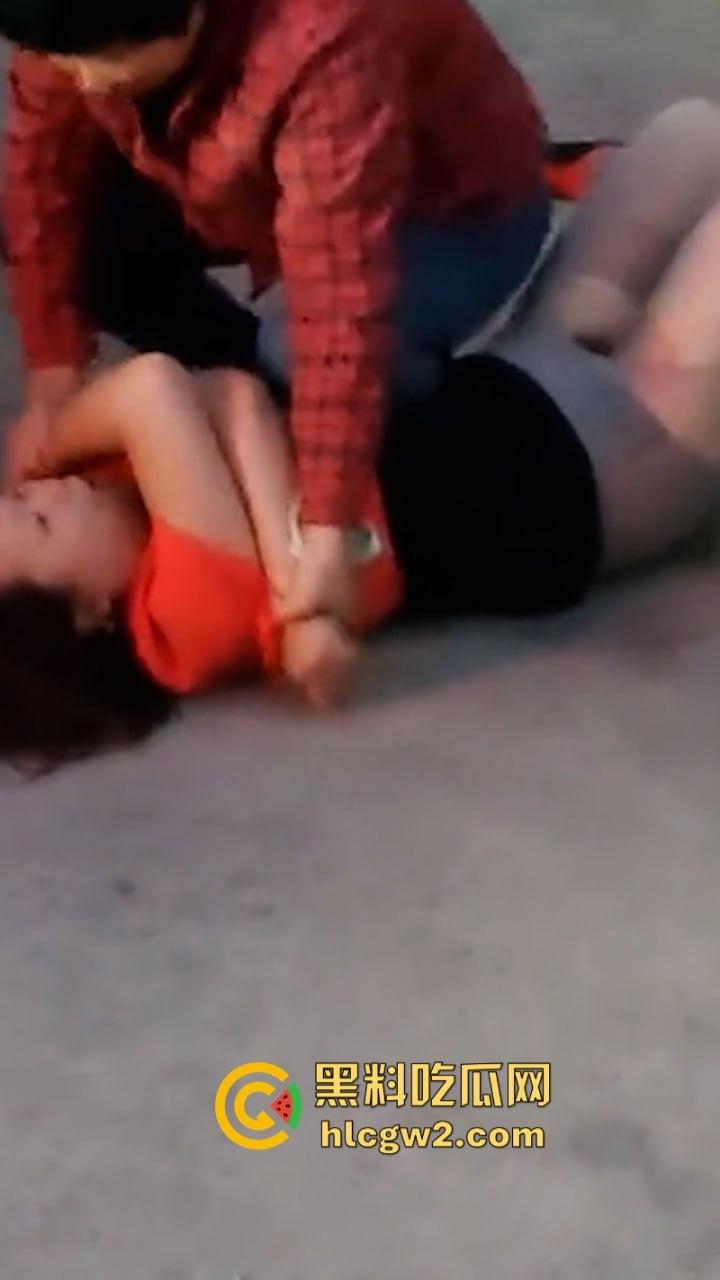 史上最狠打小三!潮汕街头小三被原配及家属当街撕衣暴打 木棍捅逼 现场视频曝光 打的真惨!-7