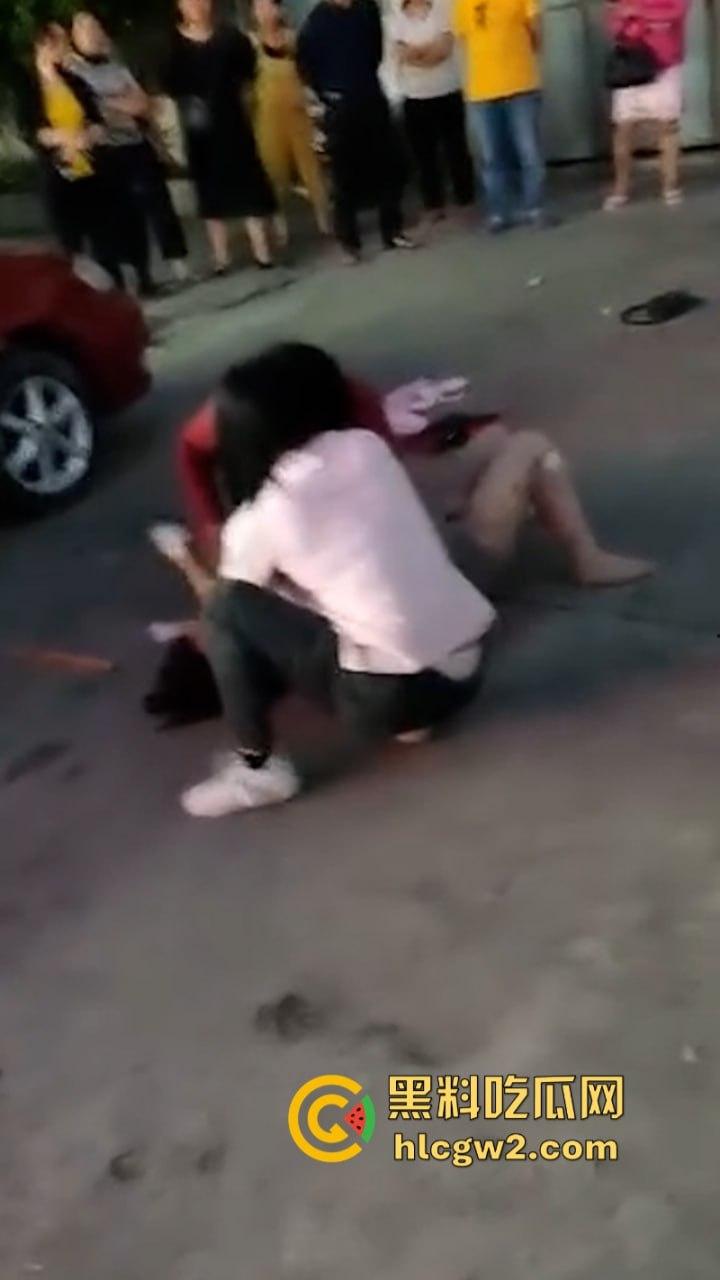 史上最狠打小三!潮汕街头小三被原配及家属当街撕衣暴打 木棍捅逼 现场视频曝光 打的真惨!-8