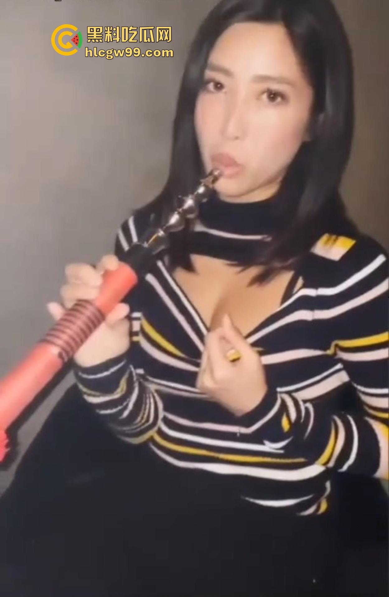 英国留学生姐妹花双飞老外性爱录像曝光，吸嗨后大街拉人到酒店，求着老外洋屌颜射，还舔的干干净净！-1