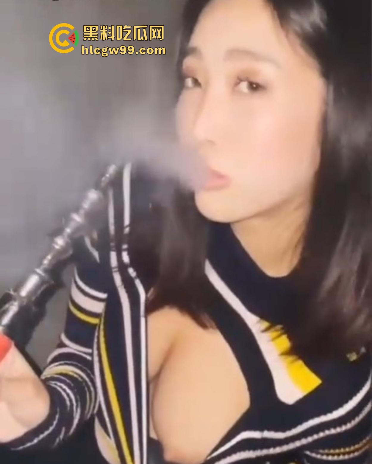 英国留学生姐妹花双飞老外性爱录像曝光，吸嗨后大街拉人到酒店，求着老外洋屌颜射，还舔的干干净净！-2