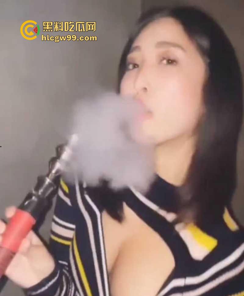 英国留学生姐妹花双飞老外性爱录像曝光，吸嗨后大街拉人到酒店，求着老外洋屌颜射，还舔的干干净净！-3