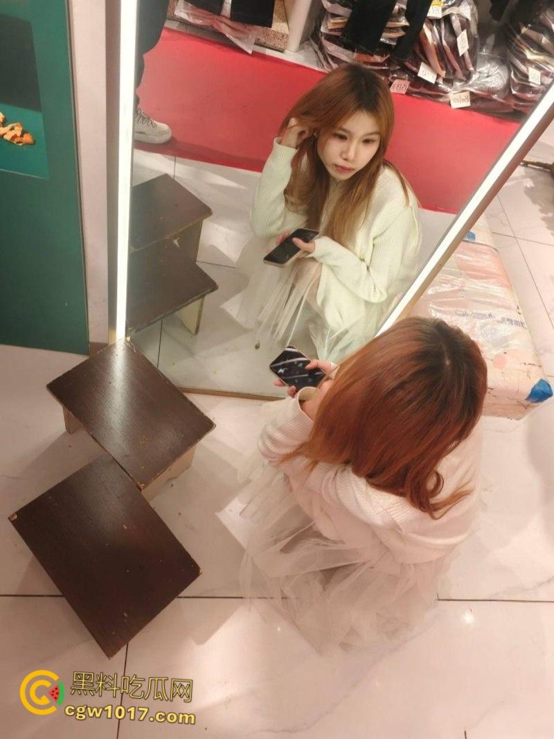 广州极品小骚货【黄沫莹】，JK短裙户外真空露出，露脸口交深喉舔屌，镜前疯狂打桩后入，嫩穴汁水横流！-2