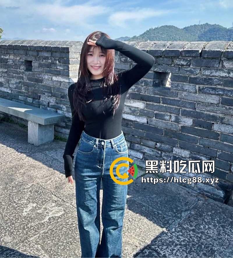 湖北师范大三嫩妹『礼温可』白皮骚狗勾魂反差婊,甜脸藏淫心,初操爽翻问群P不拒,饭后叫兄弟轮奸狂干!-5