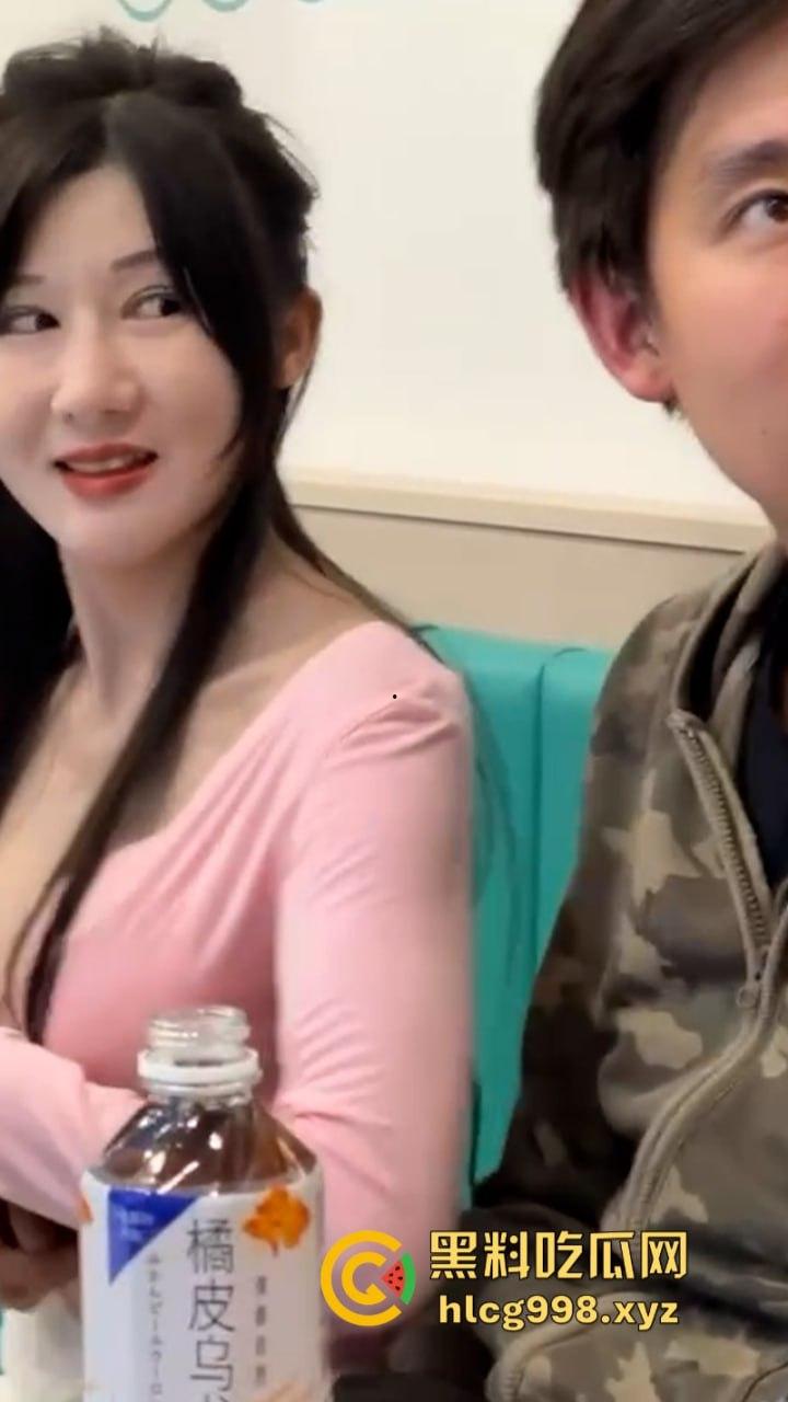 上海俩美女饭店打架下手忒狠 全然不知走光被偷拍 黑衣服这是奶子是真的吗？-2