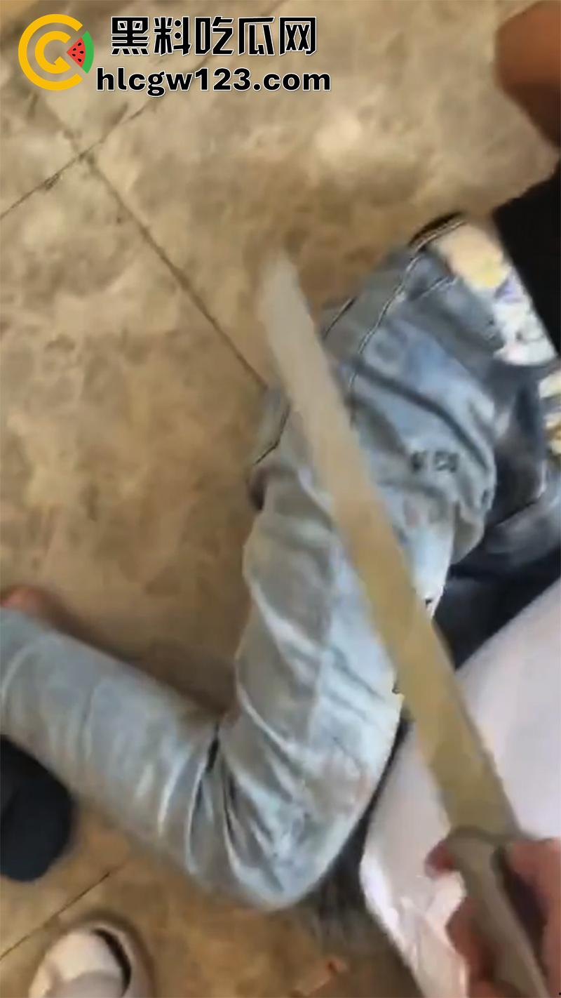 广东最怂精神小伙，被人霸凌吓尿裤子，就这点逼胆还出来混，后面跪着那俩更惨人熊熊一窝啊！-7