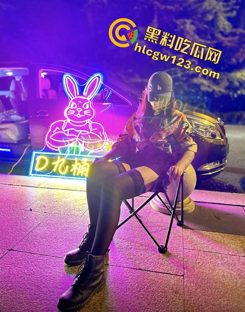 南京白马公园惊现女骑老板，卖的不是柠檬茶，是手撕丝袜入场券？少年排队喝茶后集体脱控开撕！-4