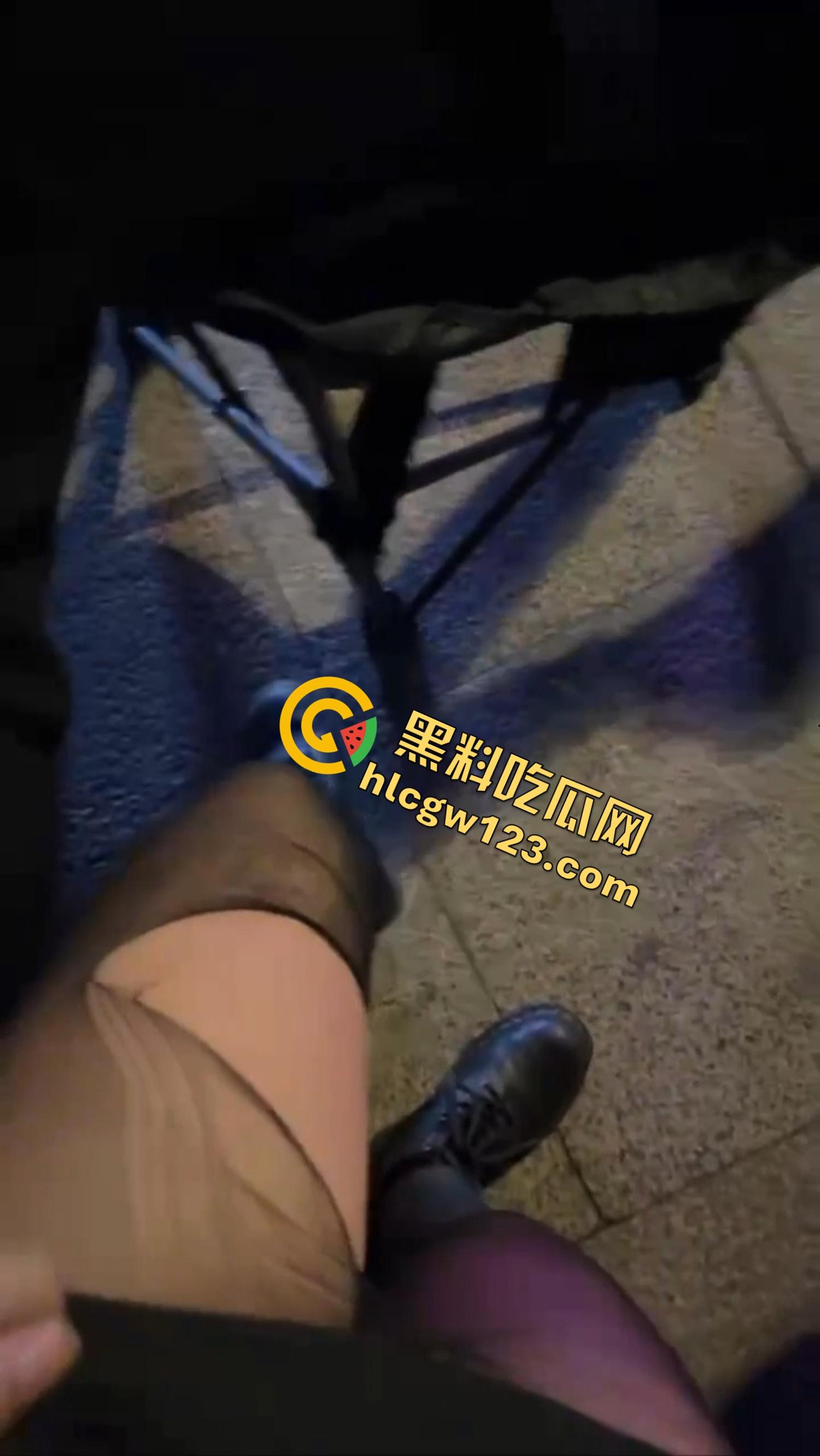 南京白马公园惊现女骑老板，卖的不是柠檬茶，是手撕丝袜入场券？少年排队喝茶后集体脱控开撕！-7