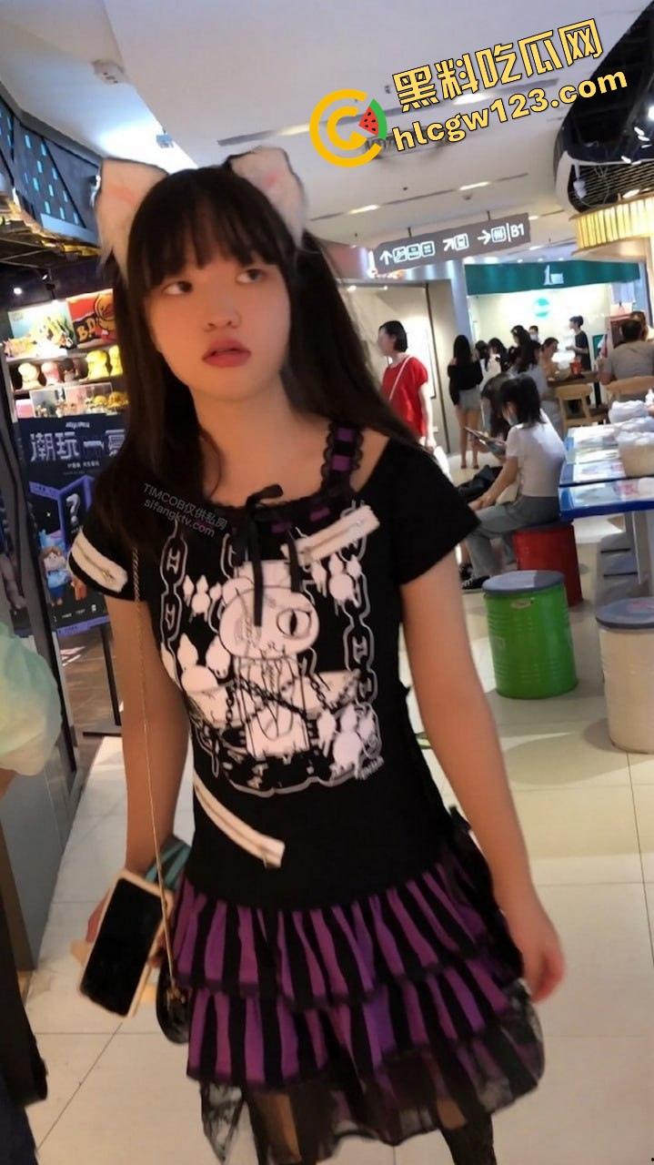 漫展三天最大骚货出现了，coser【林晚晚】兼职萝莉一身黑丝网袜，裙底真空走全场！-4