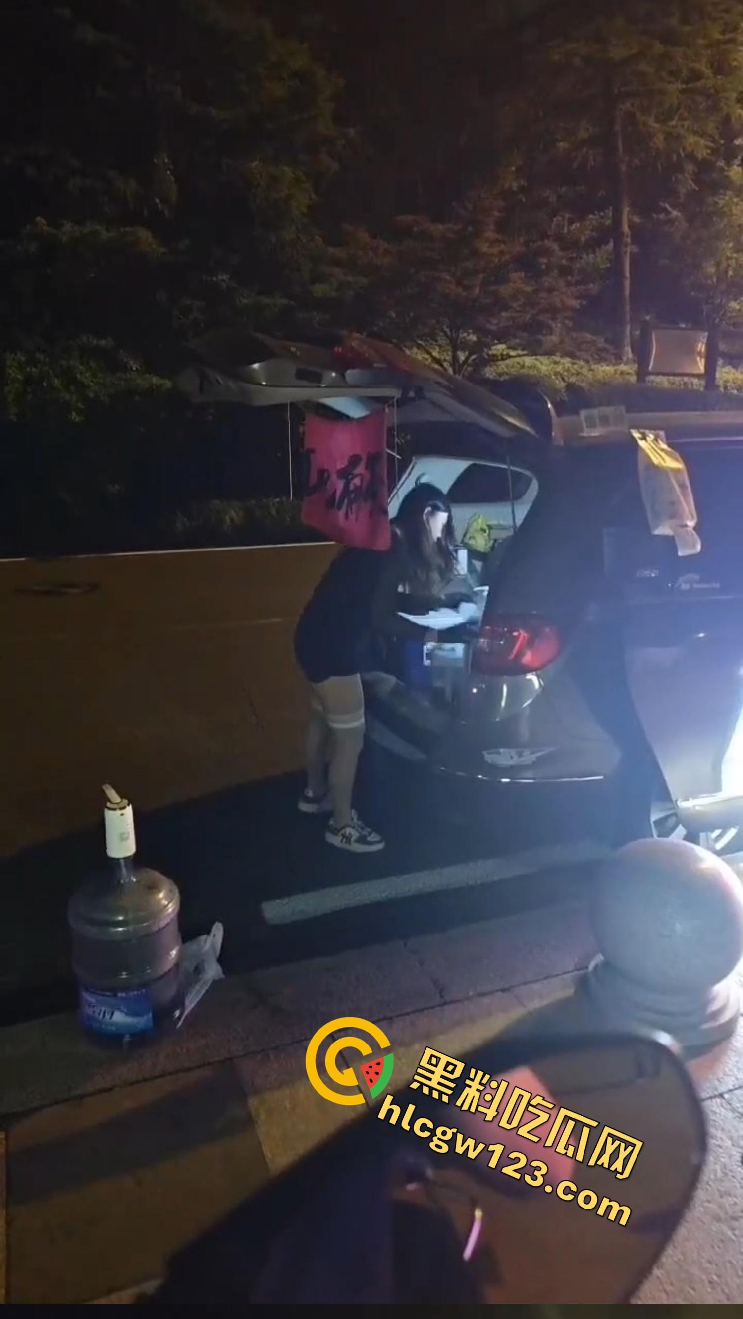 南京白马公园惊现女骑老板，卖的不是柠檬茶，是手撕丝袜入场券？少年排队喝茶后集体脱控开撕！-11