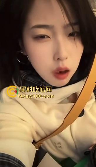 抖音短发反差婊【恶毒小姨】直播走光，忘记关摄像头全程换衣服视频流出，巨乳黑森林一览无遗！-4