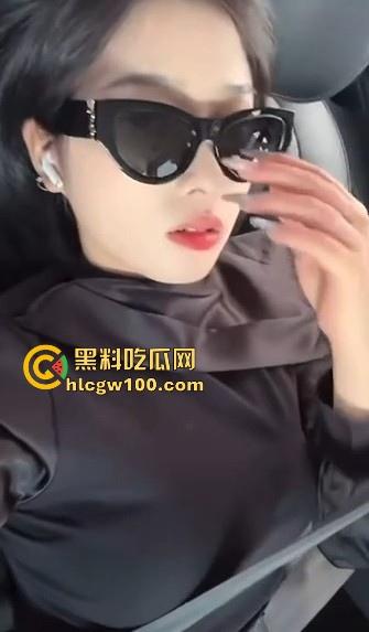 抖音短发反差婊【恶毒小姨】直播走光，忘记关摄像头全程换衣服视频流出，巨乳黑森林一览无遗！-9