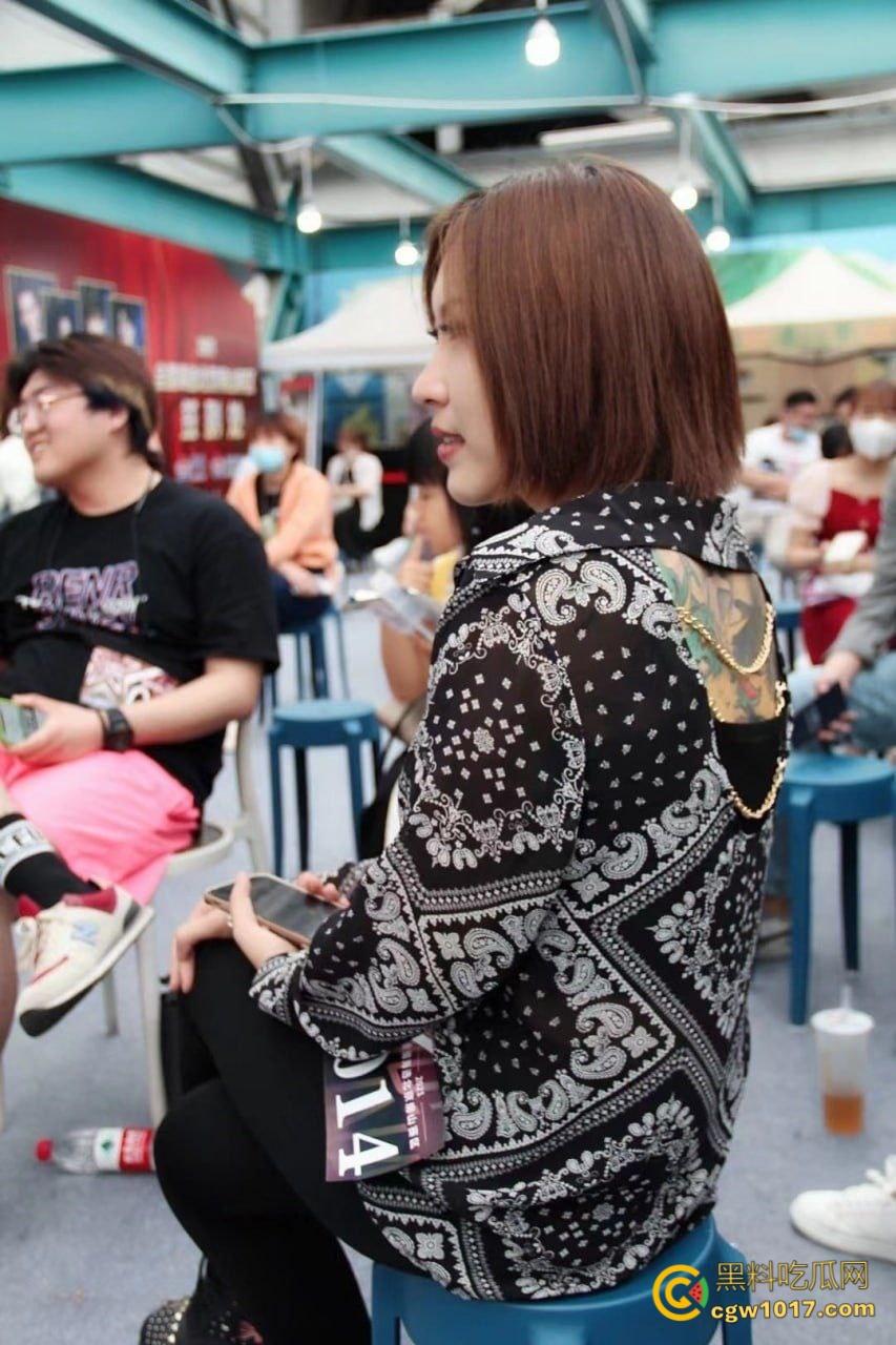 西安某公司优秀党员【方慧】，和单位领导开房偷情，还被领导pua不带套，穿着情趣制服被猛插内射！-3