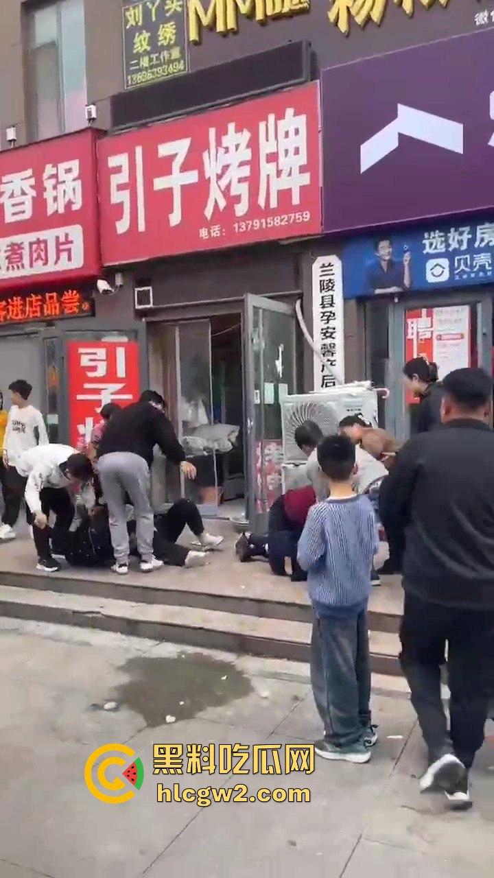 兰陵女子带娃吃饭不给钱，白嫖麻辣香锅还发飙！灰衣男冲上去补刀打女人，装得比谁都狠真是个逼养的！-2